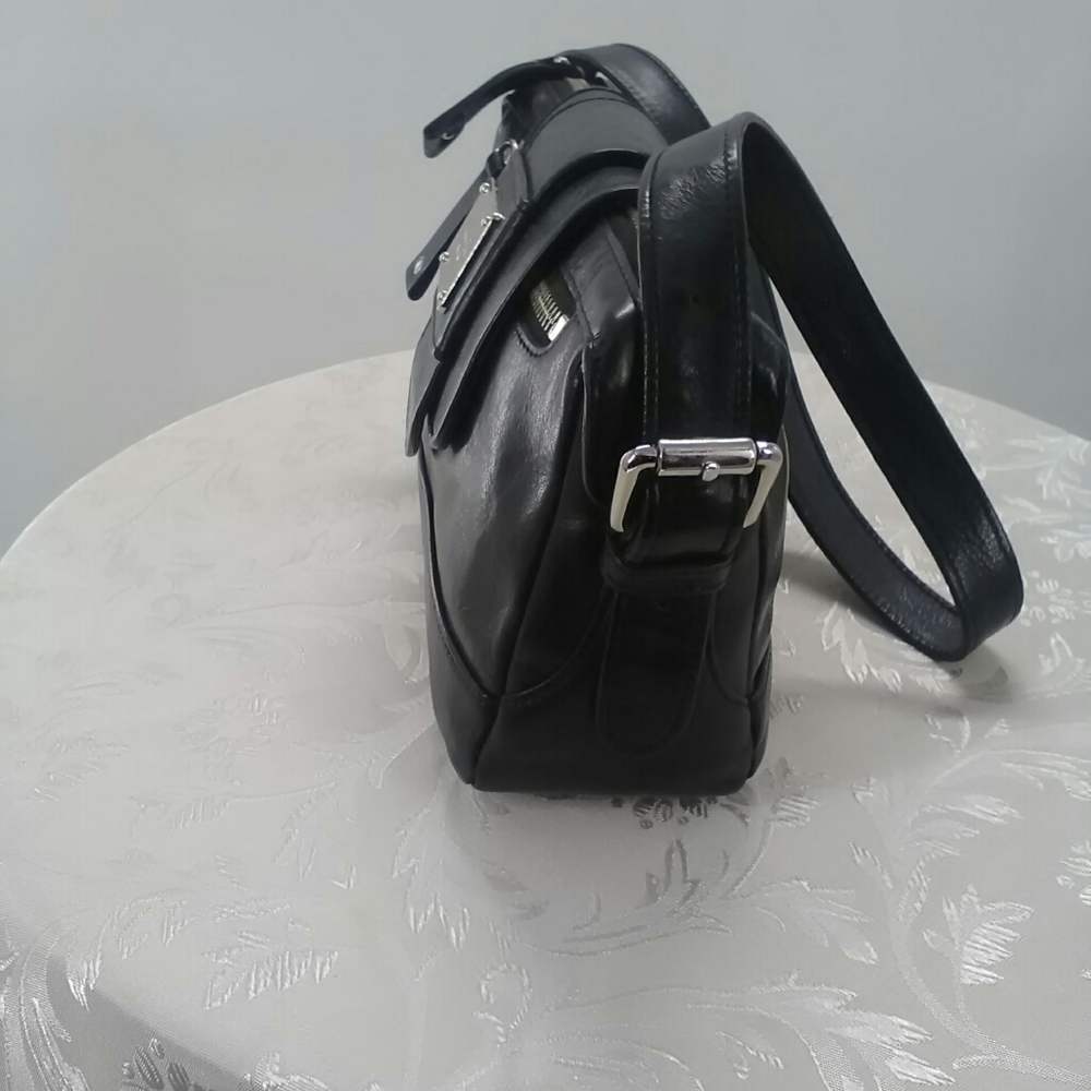 Kenneth Cole Small Leather Purse - Picture 4 of 5